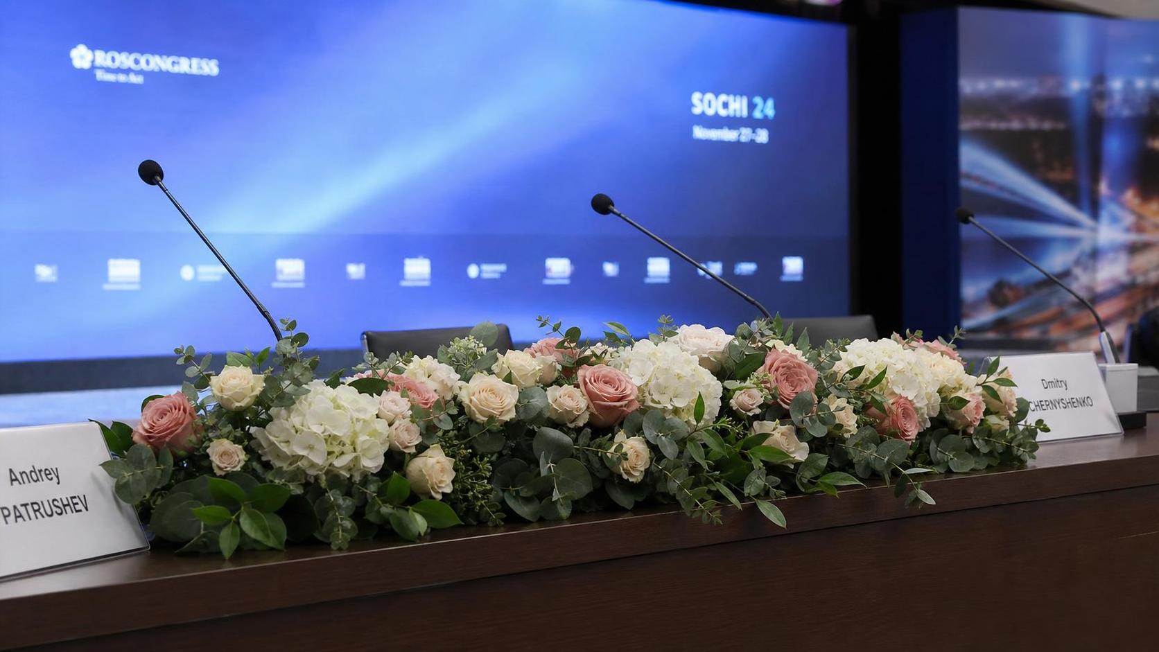 оформление президиума конференции цветами в Сочи