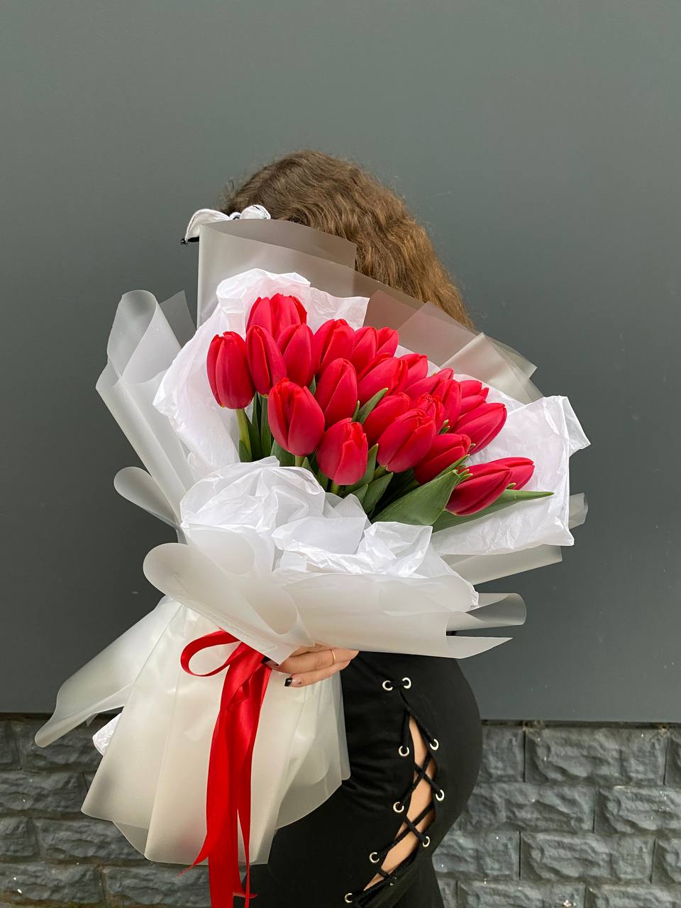  25 красных воздушных тюльпанов в Сочи