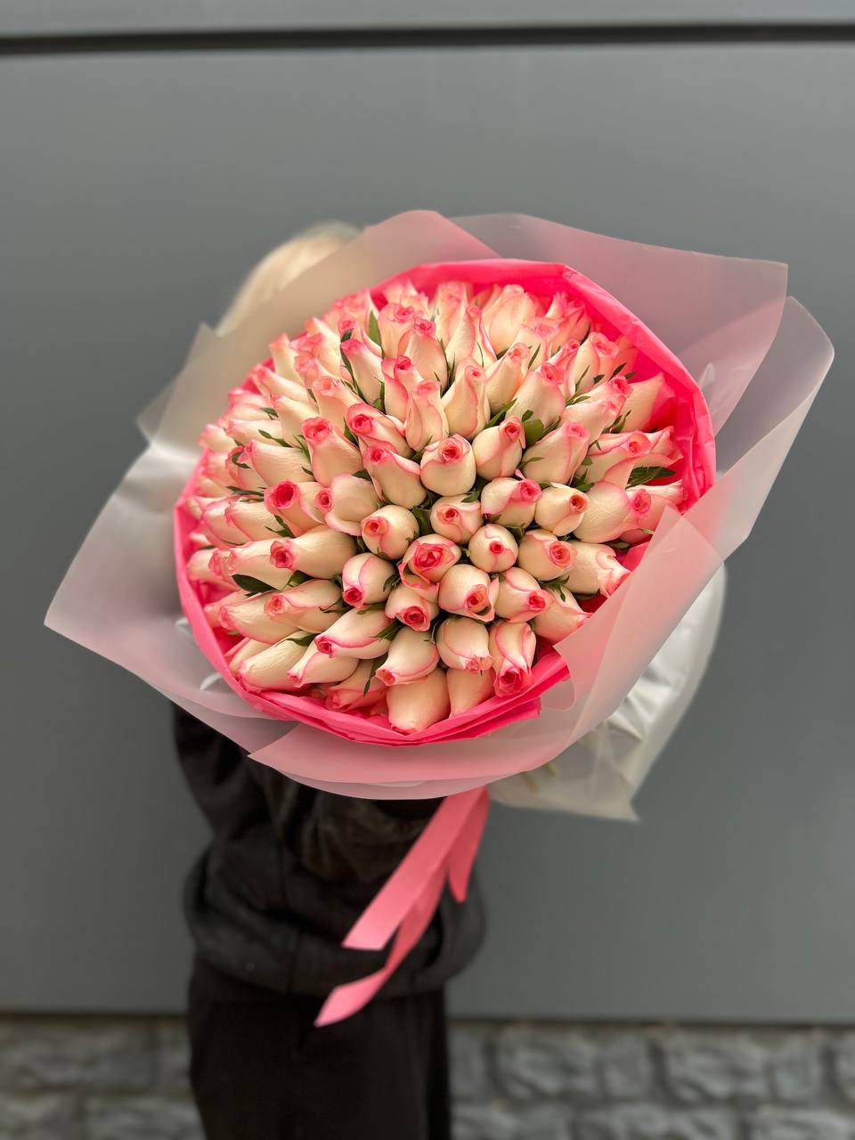 101 роза Джумилияв оформлении  в Сочи