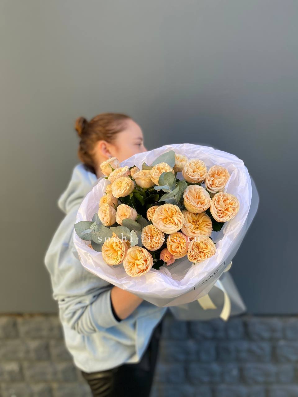 7 пионовидных роз в Сочи