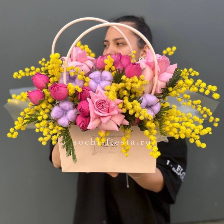Сумочка мимозы и роз "Примавера" в Сочи