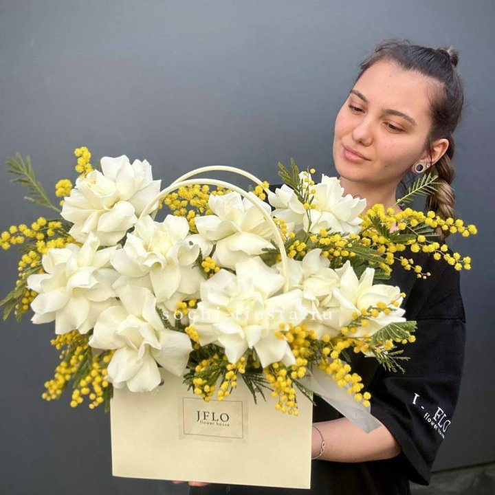 Французские Розы и мимоза  в сумочке  в Сочи