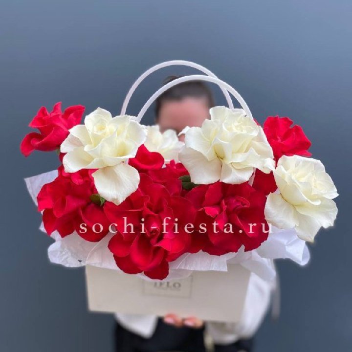 Сумочка  красных и белых роз в Сочи