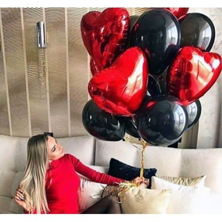 Фонтан из красных сердец с чёрными шарами  в Сочи