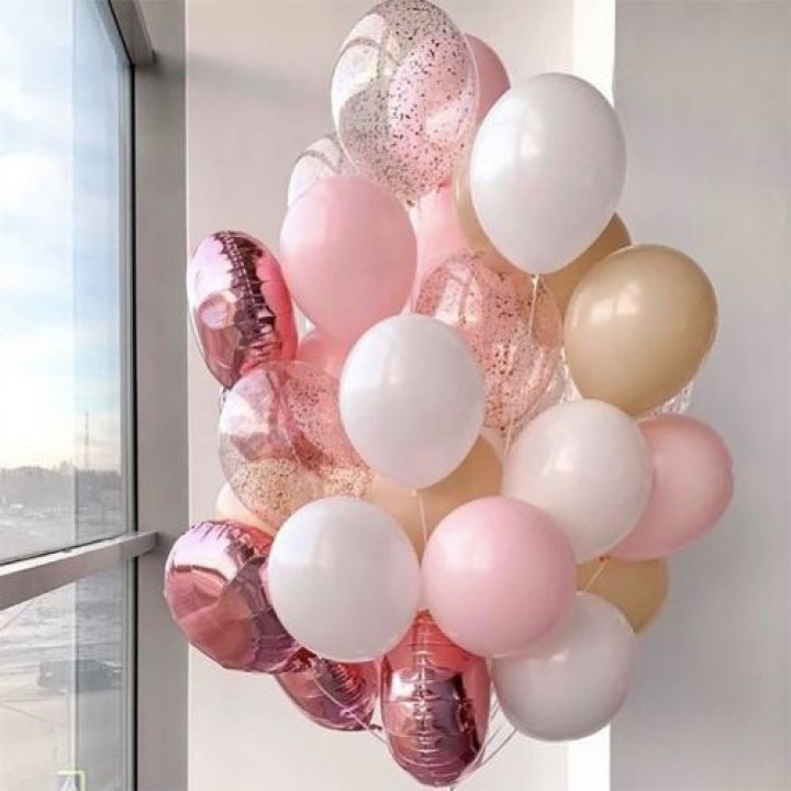 Фонтан шаров розового и белого цветов в Сочи