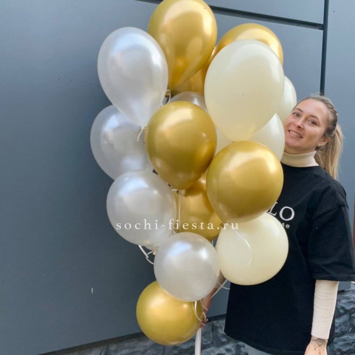 Облако шаров из белого и золотого оттенков в Сочи