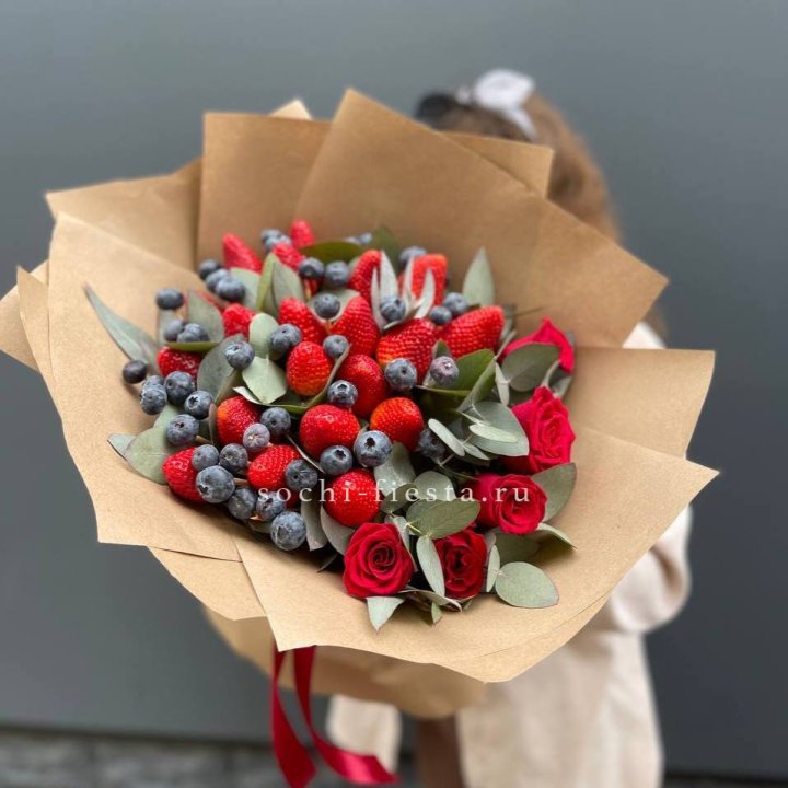 Клубника и голубика с цветами в Сочи