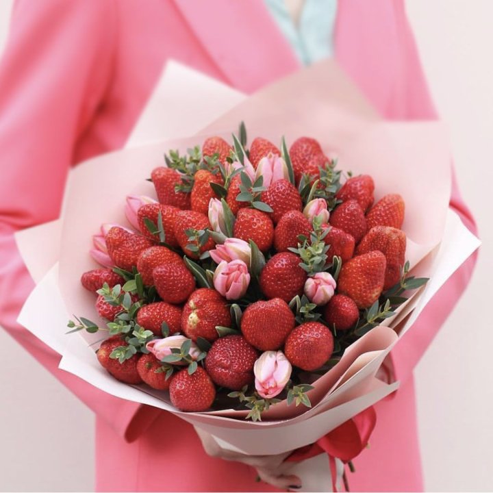 Тюльпаны и клубника в Сочи