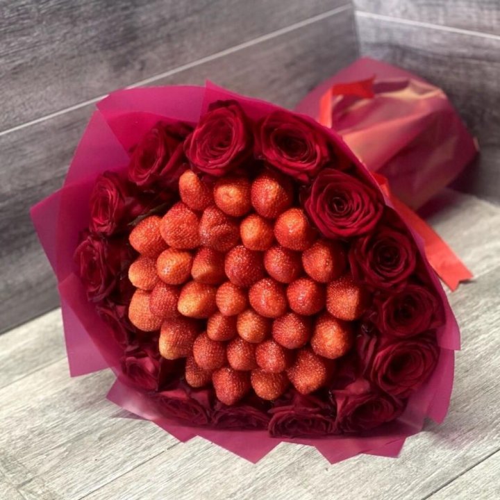 Клубничный букет с розами в Сочи