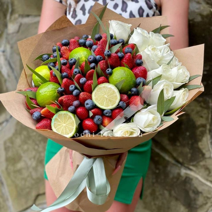 Ягодно-цитрусовый букет с розами в Сочи