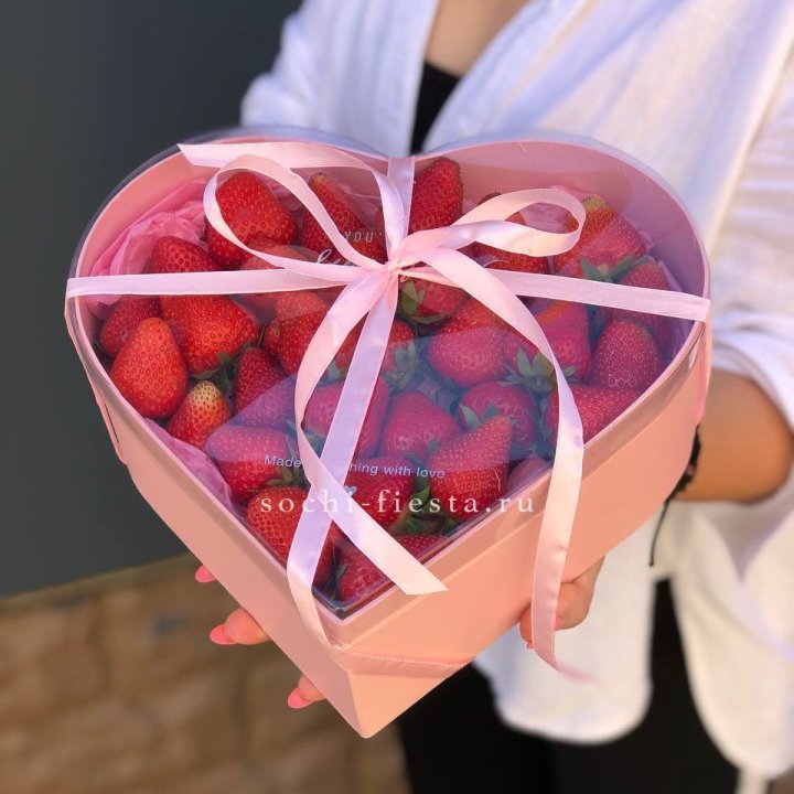 Коробочка сердце  с клубникой в Сочи
