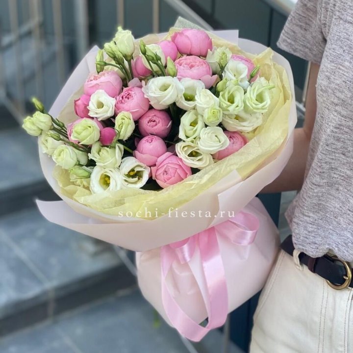 Букет кустовых роз с эустомой в Сочи