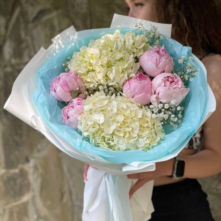 Букет с пионами "Блюсом" в Сочи