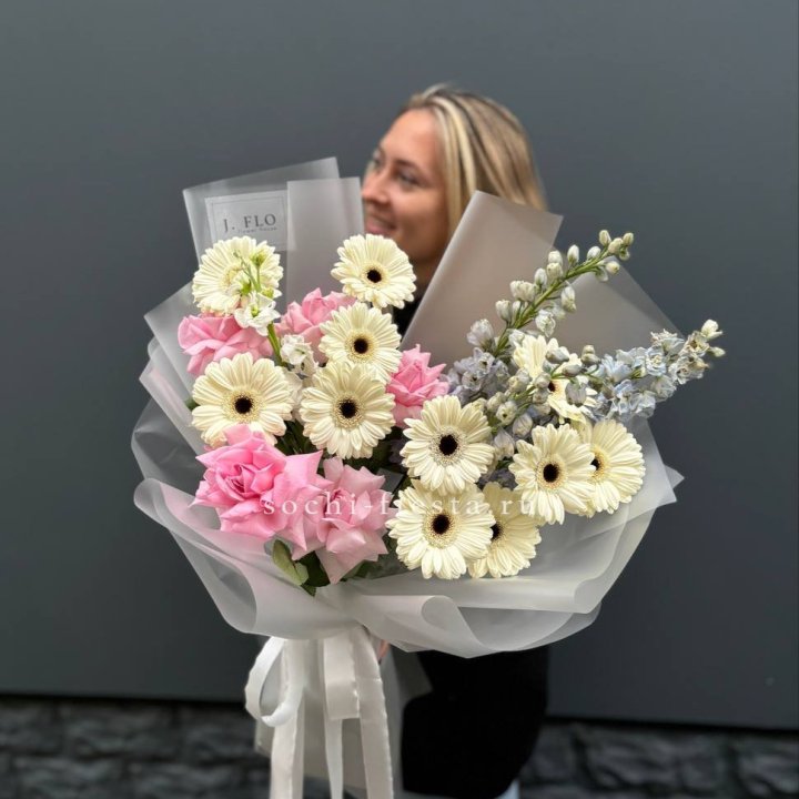 Букет роз и гербер в Сочи