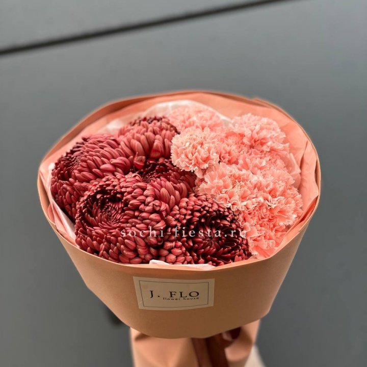 Букет хризантем и диантусов  в Сочи