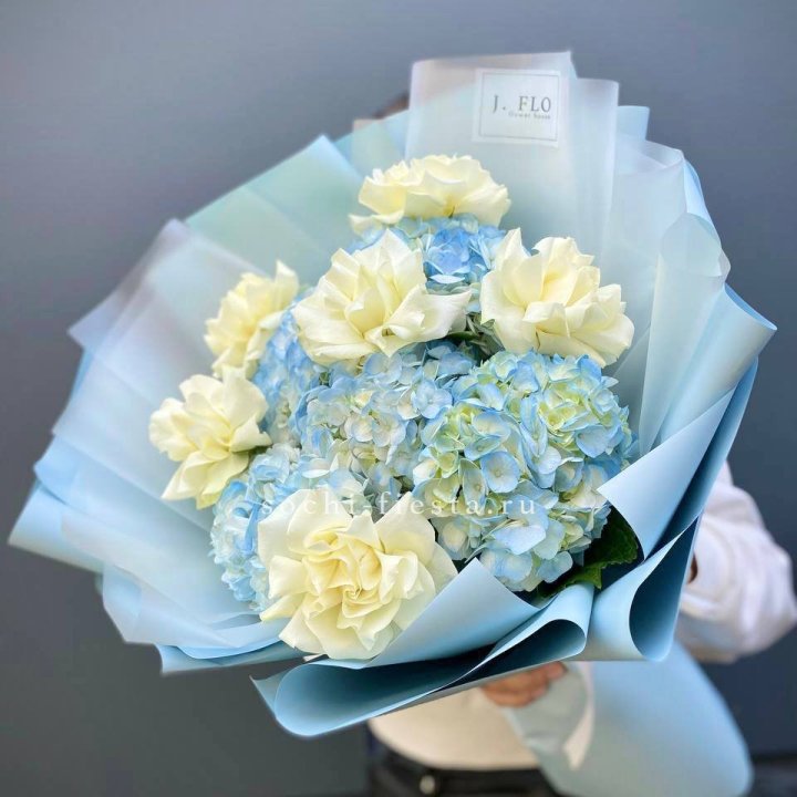 Букет из голубых гортензий и роз  в Сочи