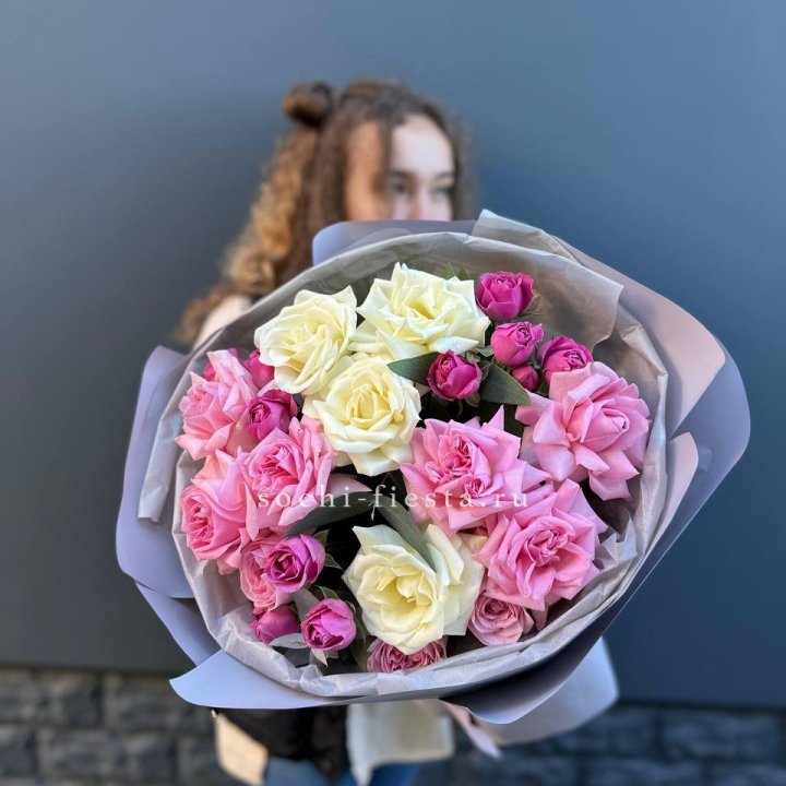 Букет французских и пионовидных роз в Сочи