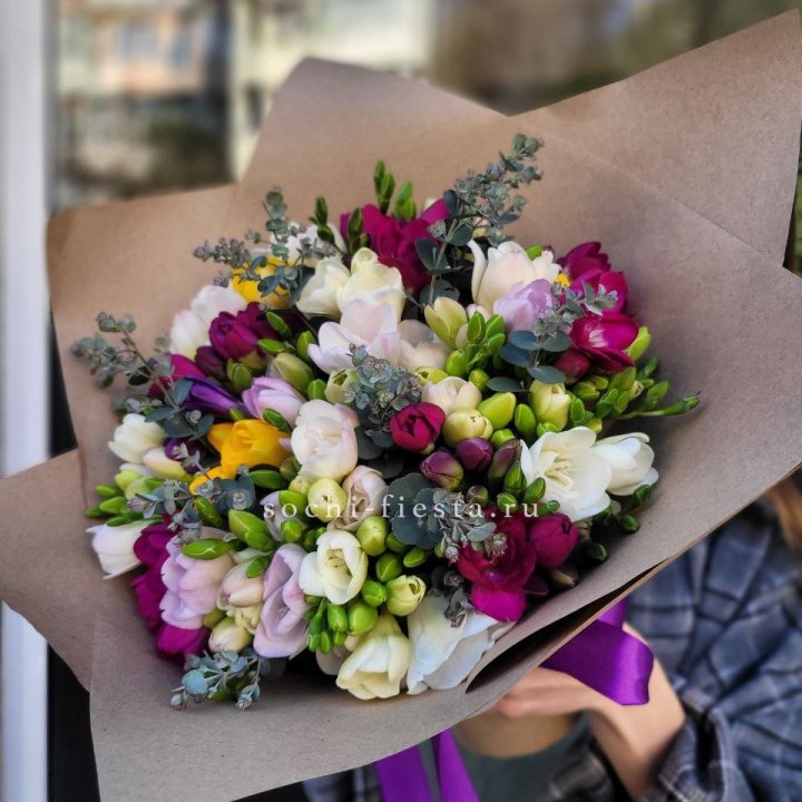 Букет фрезий "Радуга" в Сочи