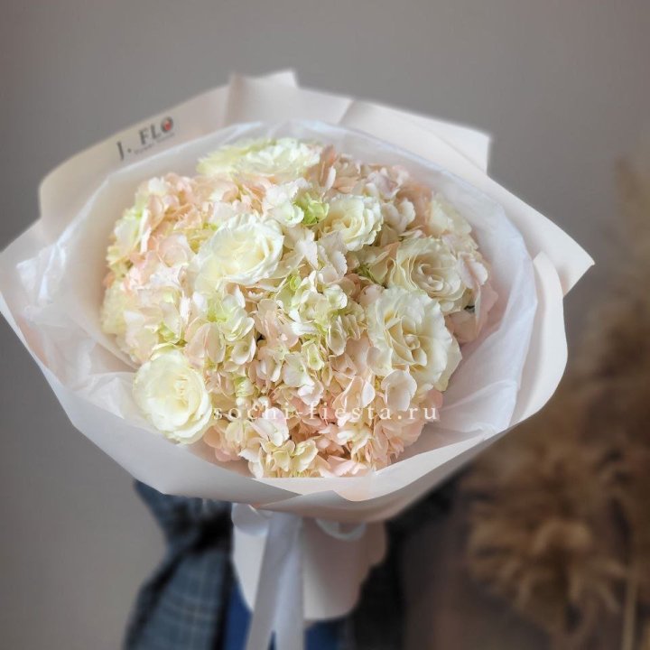  Букет гортензии и роз  в Сочи