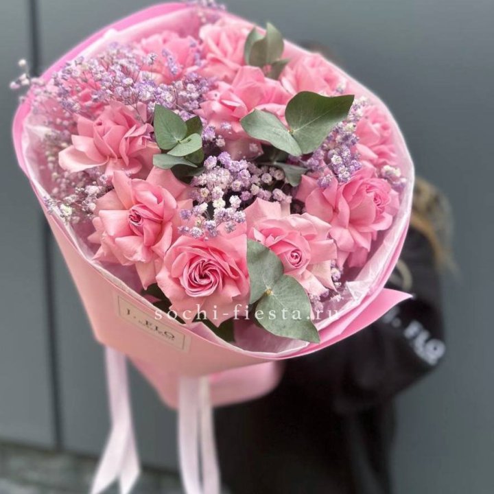 Розовые французские розы с гипсофилой в Сочи