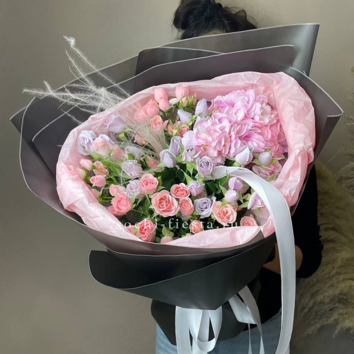  Букет гортензии и роз "Саперави" в Сочи