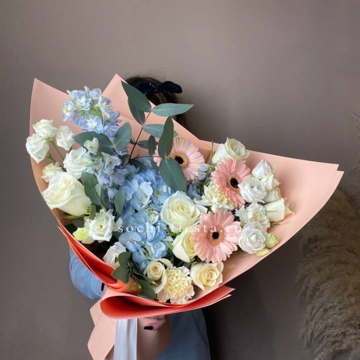  Букет гортензии и роз "Валенсия" в Сочи