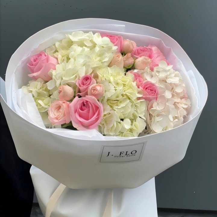  Букет гортензии и роз Teya в Сочи