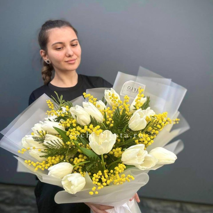 Букет тюльпанов и мимозы в Сочи