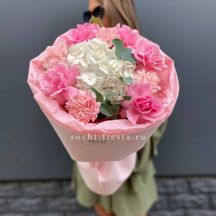  Букет роз и гортензии "Навола" в Сочи