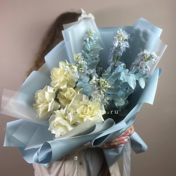 Букет из белых французских роз и дельфиниума в Сочи