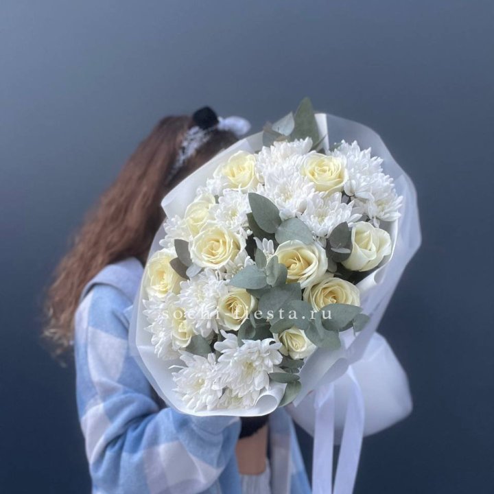  Букет белых роз с хризантемой  в Сочи