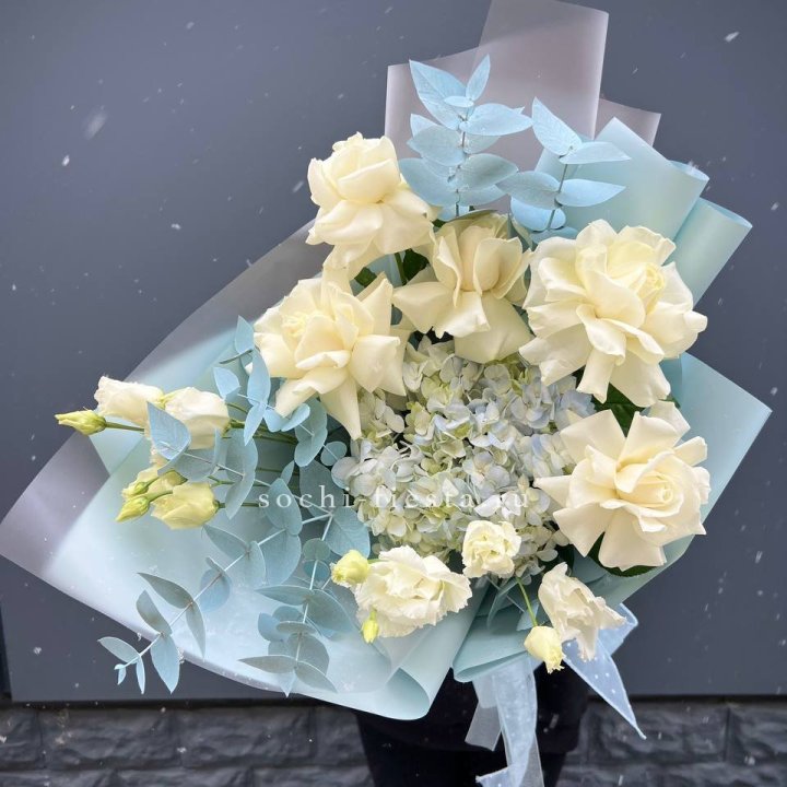 Букет с гортензией и белыми французскими розами в Сочи