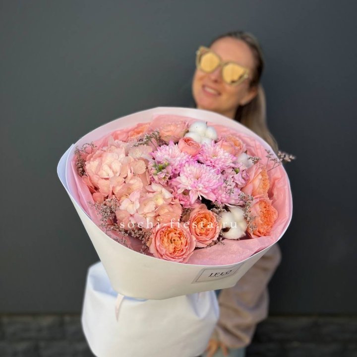 Букет гортензии и кустовых роз  в Сочи