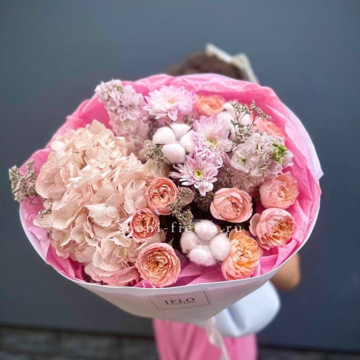 Букет гортензии и кустовых роз "Абрассо" в Сочи