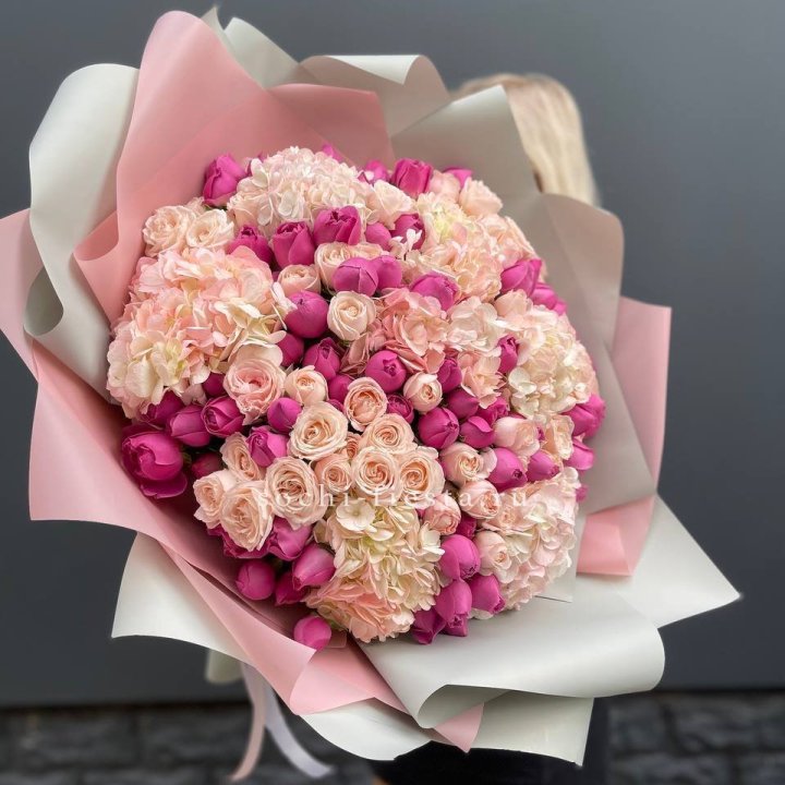 Букет кустовые розы и гортензия в Сочи