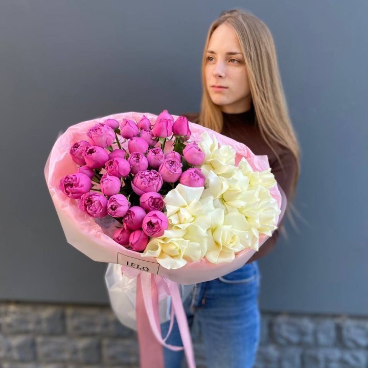 Дуо белых и кустовых роз в Сочи