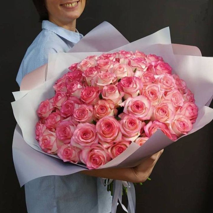 101 роза Джумилияв оформлении  с доставкой в Сочи