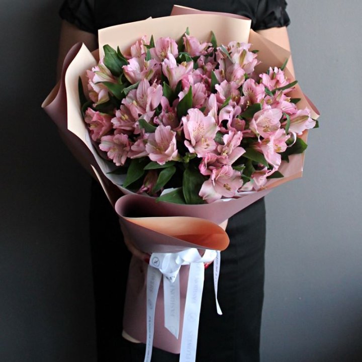 Букет розовых альстромерий в Сочи