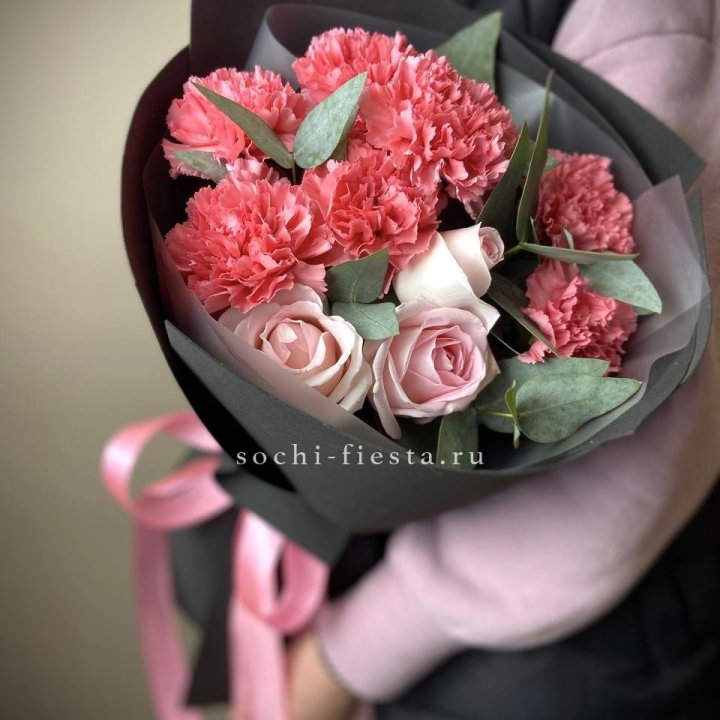 Букет из роз и диантусов Пенелопа в Сочи