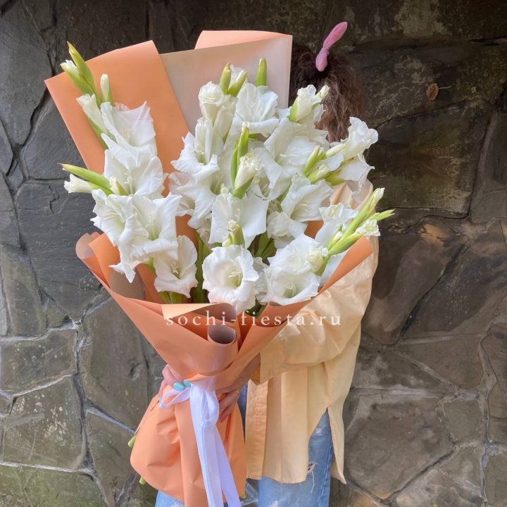 Букет белых гладиолусов  в Сочи