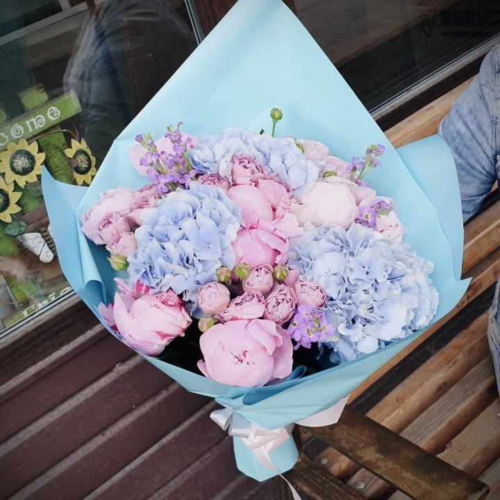 Букет с гортензиями "Блубери" в Сочи