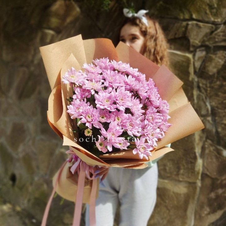 Букет хризантем в крафте в Сочи