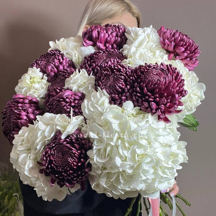 Охапка Бигуди и гортензий в Сочи