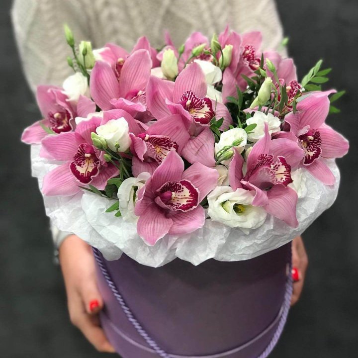 Орхидея и эустома в шляпной коробке в Сочи