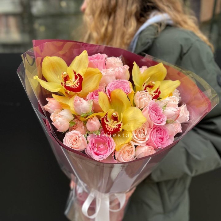  Букет орхидей и роз Есенья в Сочи