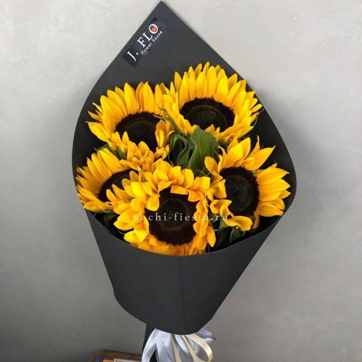 Букет из 5  подсолнухов в Сочи