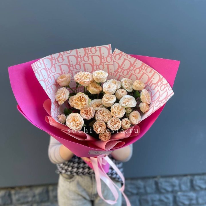 9 пионовидных роз в Сочи