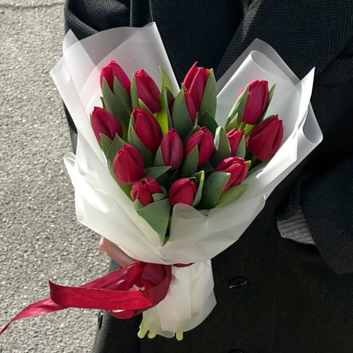 15 красных тюльпанов с доставкой в Сочи