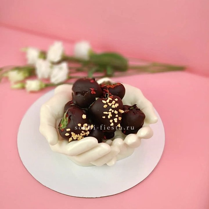 Клубника в шоколаде на шоколадных ладонях  в Сочи