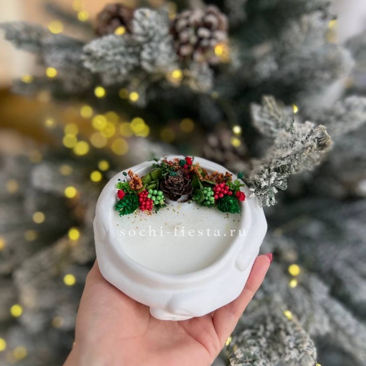 Свеча ароматическая в гипсе Руки с шишкой в Сочи